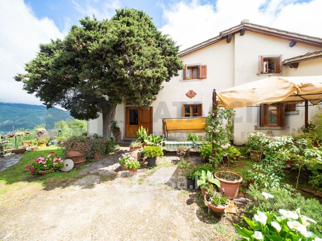 Rustico/casale in residenziale in Via di Montefiesole