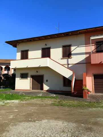 Casa bi/trifamiliare in residenziale in Via dell'Argine