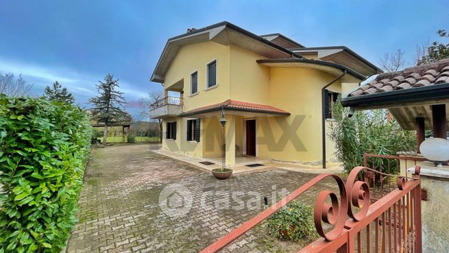 Villa in residenziale in Strada Longara