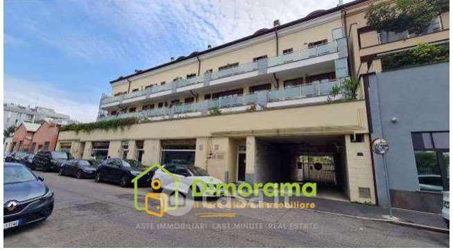 Box/posto auto in residenziale in Via Giuseppe Candiani 7