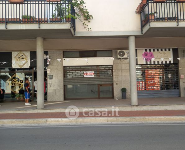 Attività/licenza (con o senza mura) in commerciale in Via Duca degli Abruzzi 37