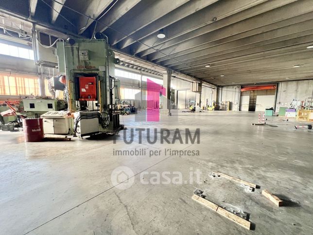 Capannone in commerciale in