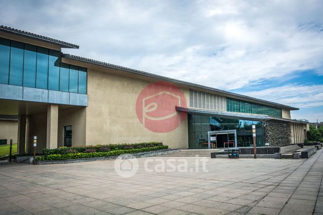 Capannone in commerciale in 