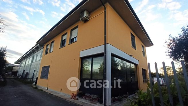 Capannone in commerciale in 