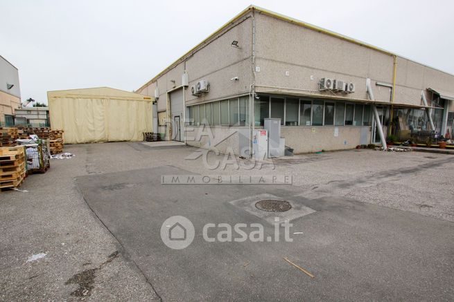 Capannone in commerciale in Via XXV Luglio 37