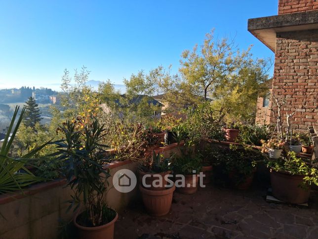 Casa indipendente in residenziale in 