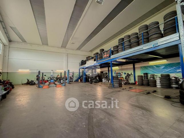 Capannone in commerciale in 