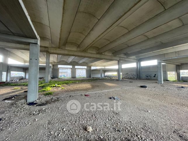 Capannone in commerciale in 