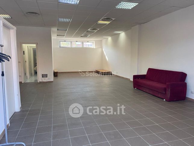 Negozio/locale commerciale in commerciale in Via Marino Dalmonte 123