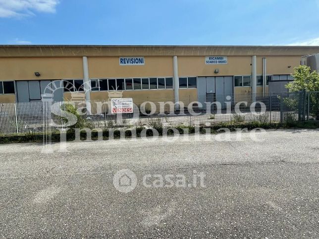 Capannone in commerciale in Via Regno Unito