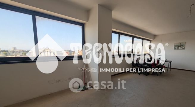 Ufficio in commerciale in Via dei Castelli Romani 22