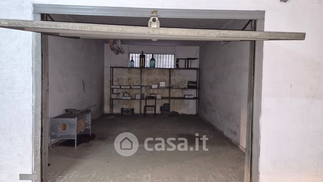Box/posto auto in residenziale in Viale Giuseppe Verdi 4