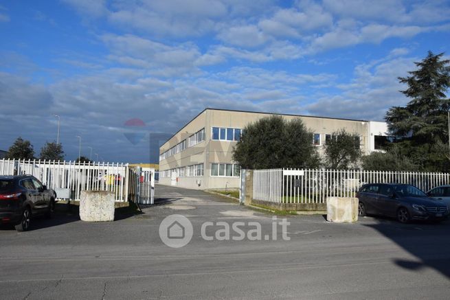 Capannone in commerciale in 