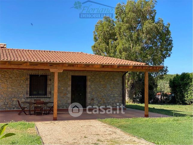 Casa bi/trifamiliare in residenziale in Strada del Tirreno