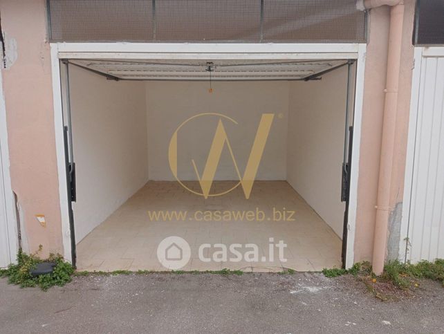 Box/posto auto in residenziale in Via Camillo Golgi