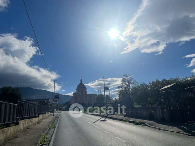 Capannone in commerciale in Via dei Romani