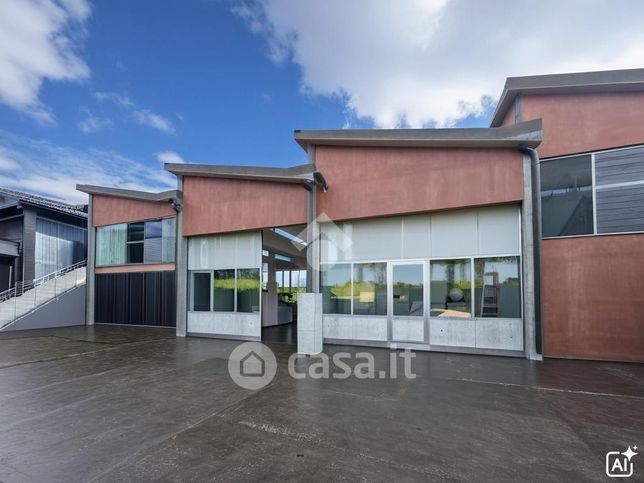 Capannone in commerciale in Via Antonio Fogazzaro 10