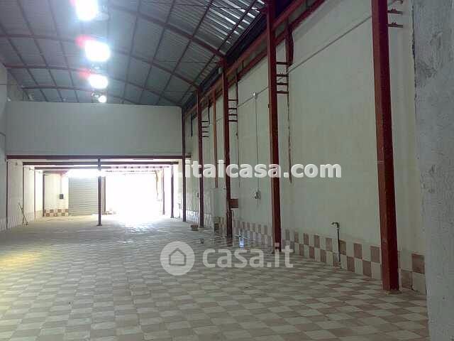 Capannone in commerciale in Via Fiume Esaro