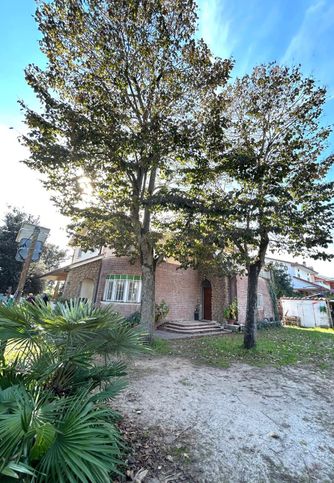 Villa in residenziale in Via del Mare 104