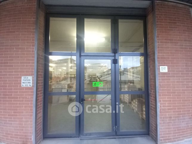 Capannone in commerciale in Via Reginaldo Giuliani 47