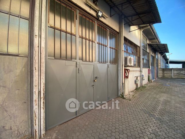 Capannone in commerciale in Via Aldo Moro 4