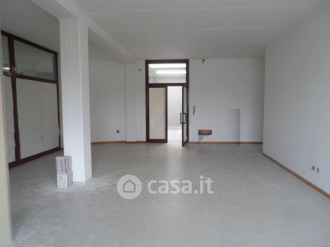 Ufficio in commerciale in Via Pasubio