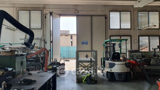 Capannone in commerciale in 