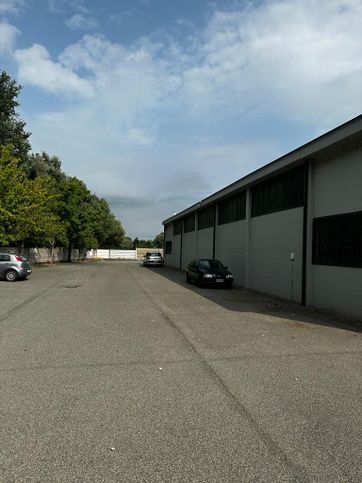 Capannone in commerciale in 