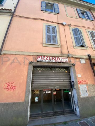 Negozio/locale commerciale in commerciale in Via XXV Aprile