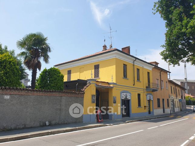 Attività/licenza (con o senza mura) in commerciale in Via San Michele