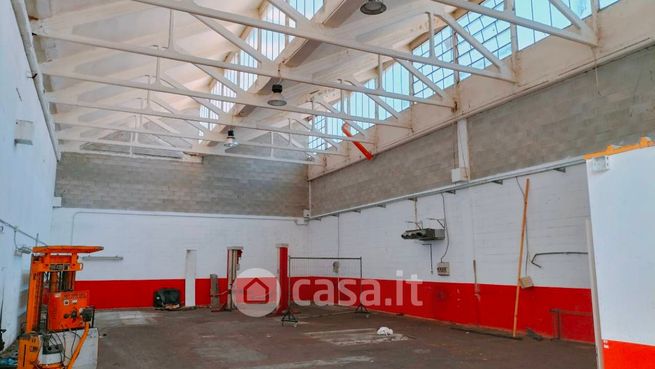Capannone in commerciale in 