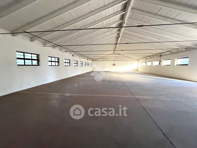 Capannone in commerciale in Via Muson 8