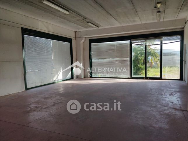 Capannone in commerciale in Via San Ilario Sud