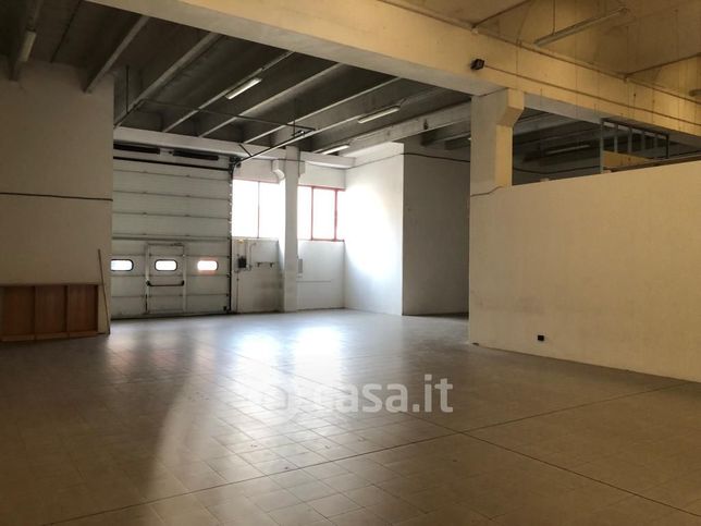 Capannone in commerciale in 