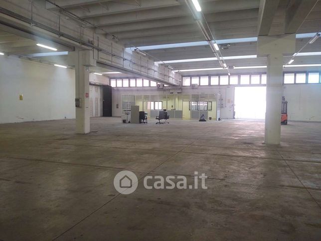 Capannone in commerciale in Viale Catullo