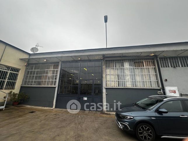 Capannone in commerciale in Strada del Drosso 165