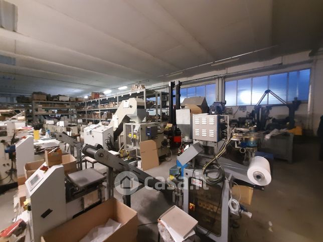 Capannone in commerciale in Via Divisione Tridentina 9