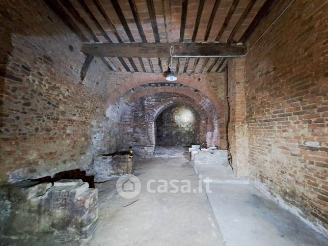 Capannone in commerciale in 