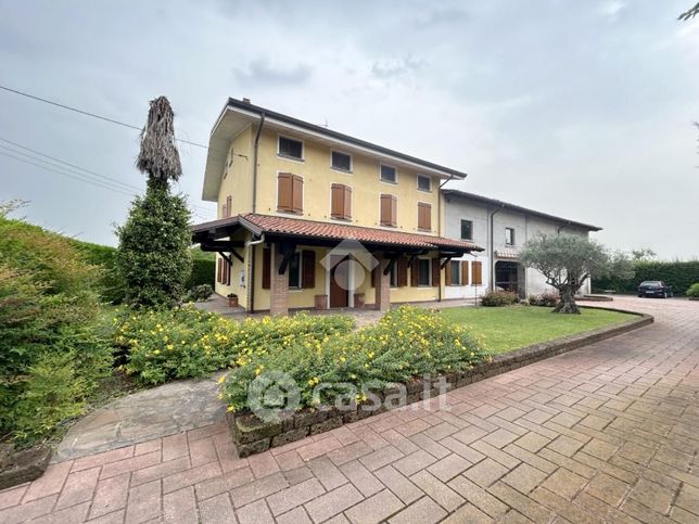 Villa in residenziale in Via Castel Goffredo 14