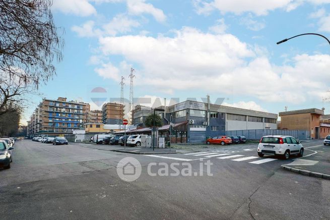 Attivitã /licenza (con o senza mura) in commerciale in Viale Piemonte 33