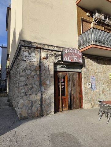 Attivitã /licenza (con o senza mura) in commerciale in Via Benedetto Croce 4