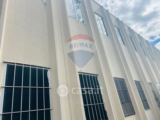 Capannone in commerciale in Strada delle Fratte 2 c