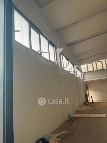 Capannone in commerciale in 