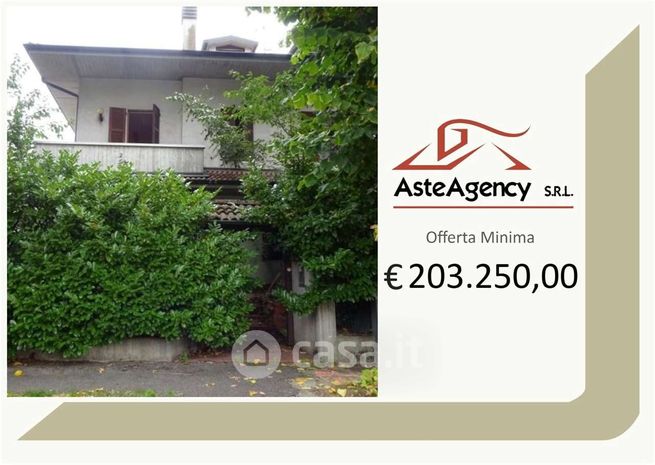 Casa bi/trifamiliare in residenziale in Via delle Ortensie 33