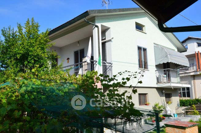 Villa in residenziale in Via Fogazzaro 5