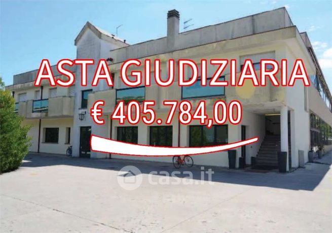 Capannone in commerciale in Via B. Cristofori 1