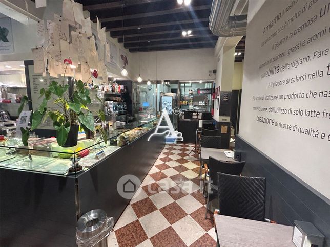 Attivitã /licenza (con o senza mura) in commerciale in Viale dei Tigli 54