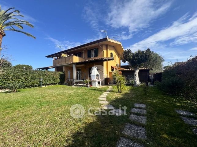 Villa in residenziale in Viale dei Tulipani 3