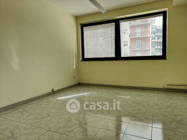 Ufficio in commerciale in Viale Teracati