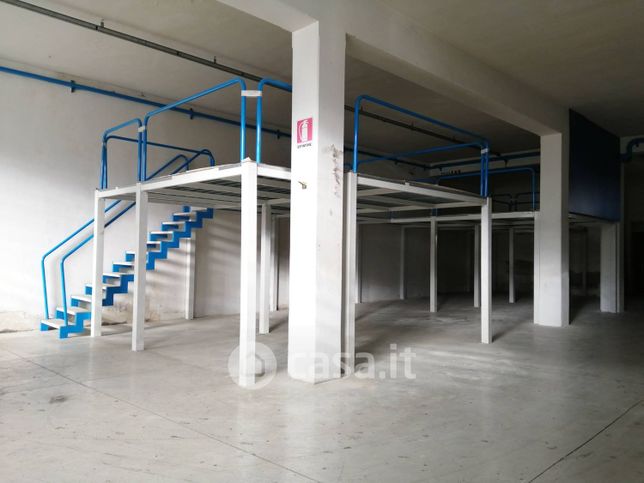 Capannone in commerciale in Via I Maggio